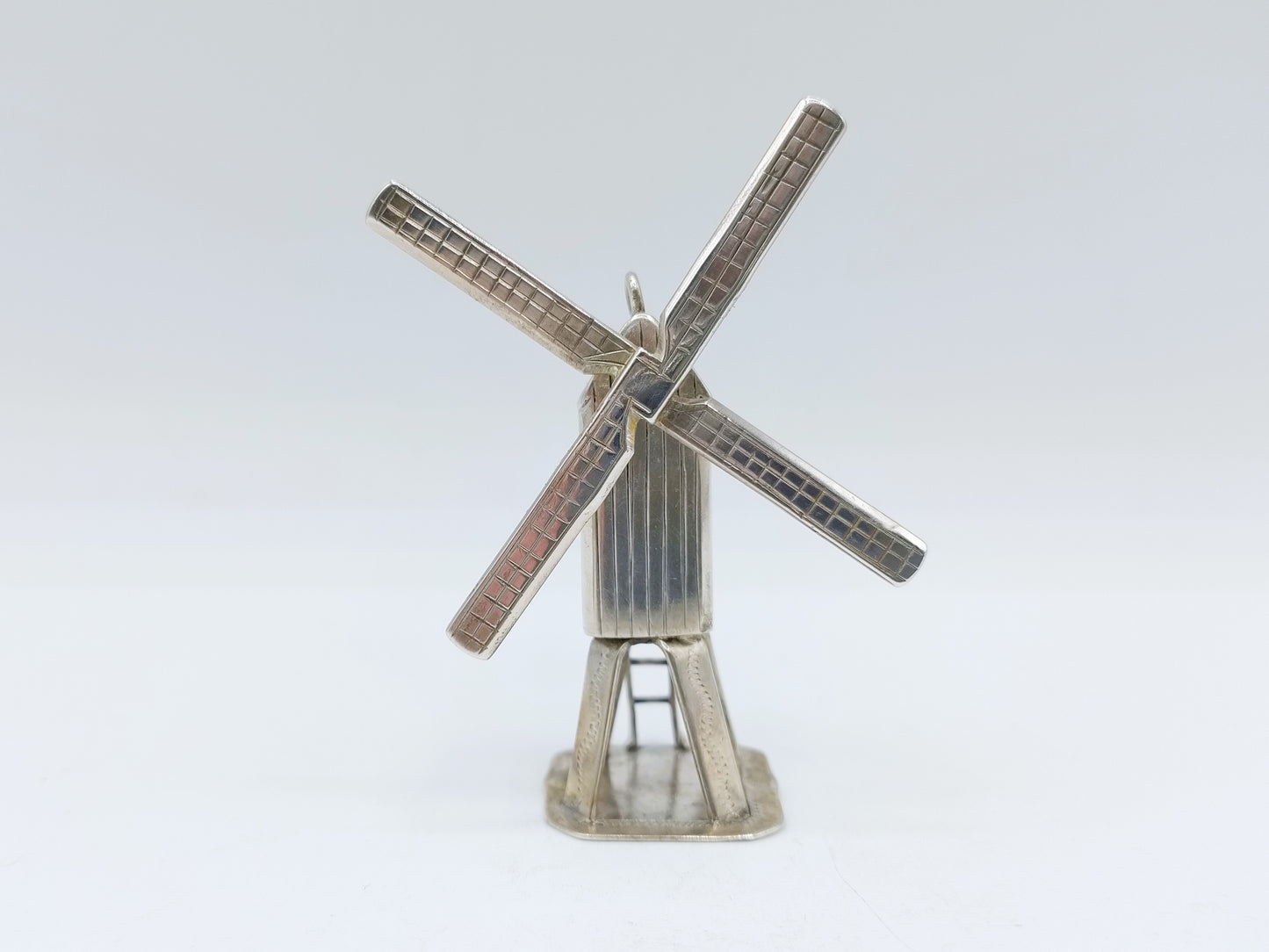 Zilveren miniatuur wipmolen met pseudokeuren, 19e eeuw