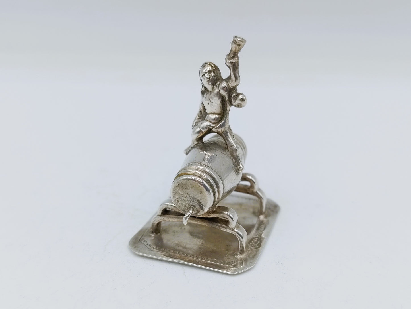Zilveren miniatuur jonge Bacchus op wijnvat, 19e eeuw