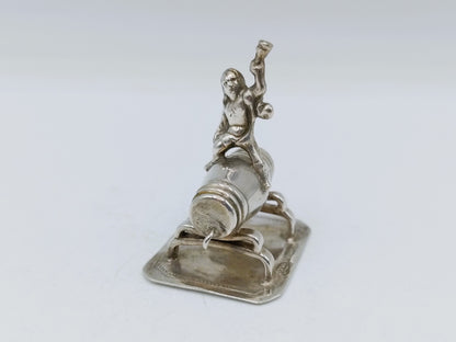 Zilveren miniatuur jonge Bacchus op wijnvat, 19e eeuw