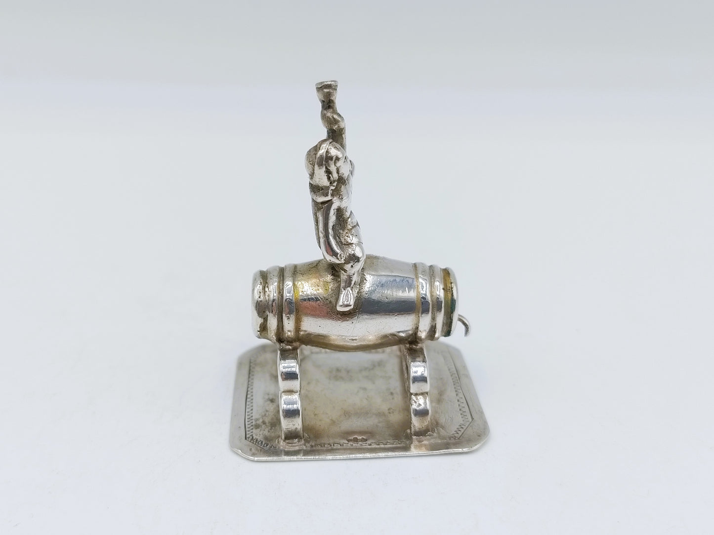 Zilveren miniatuur jonge Bacchus op wijnvat, 19e eeuw