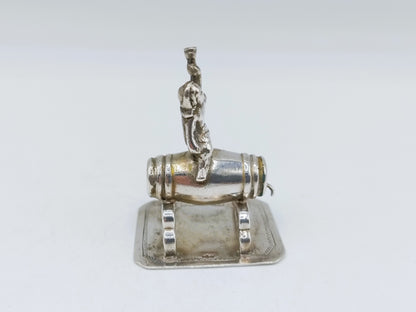 Zilveren miniatuur jonge Bacchus op wijnvat, 19e eeuw
