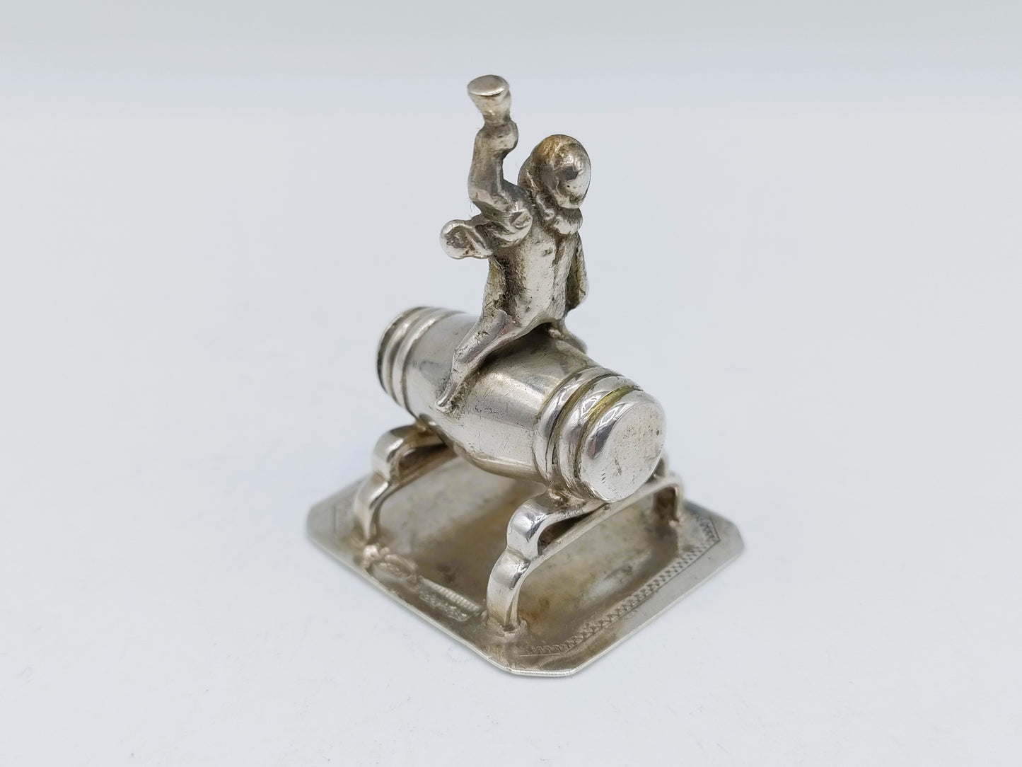 Zilveren miniatuur jonge Bacchus op wijnvat, 19e eeuw