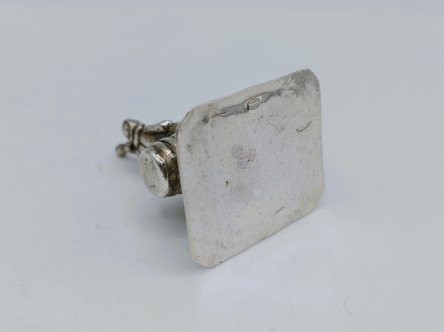 Zilveren miniatuur jonge Bacchus op wijnvat, 19e eeuw