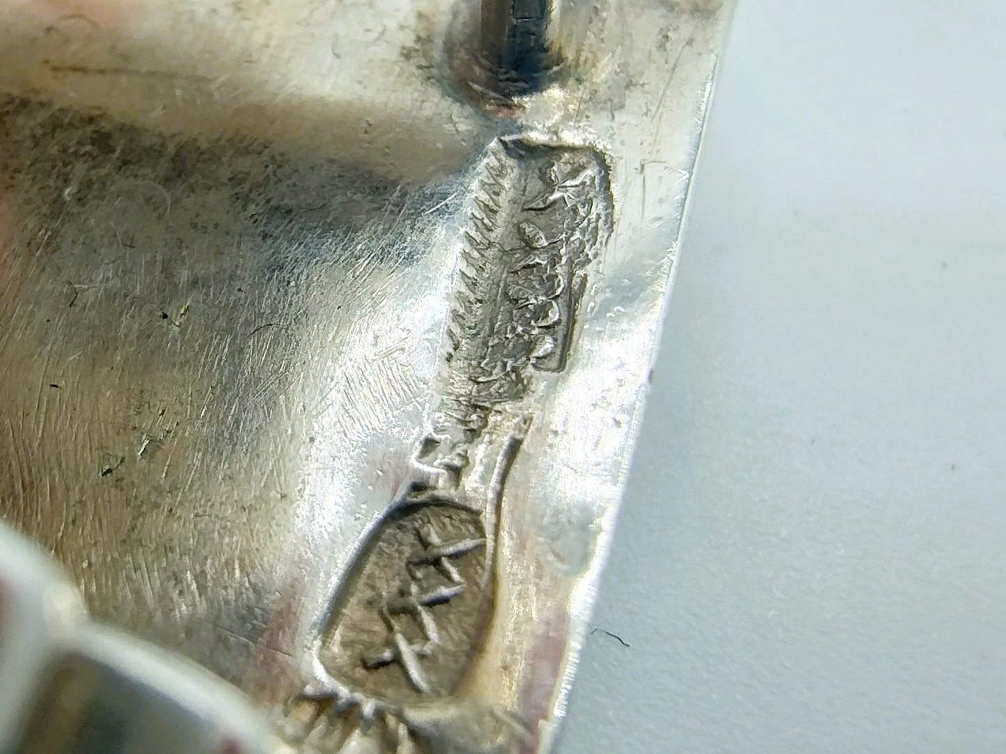 Zilveren miniatuur jonge Bacchus op wijnvat, 19e eeuw
