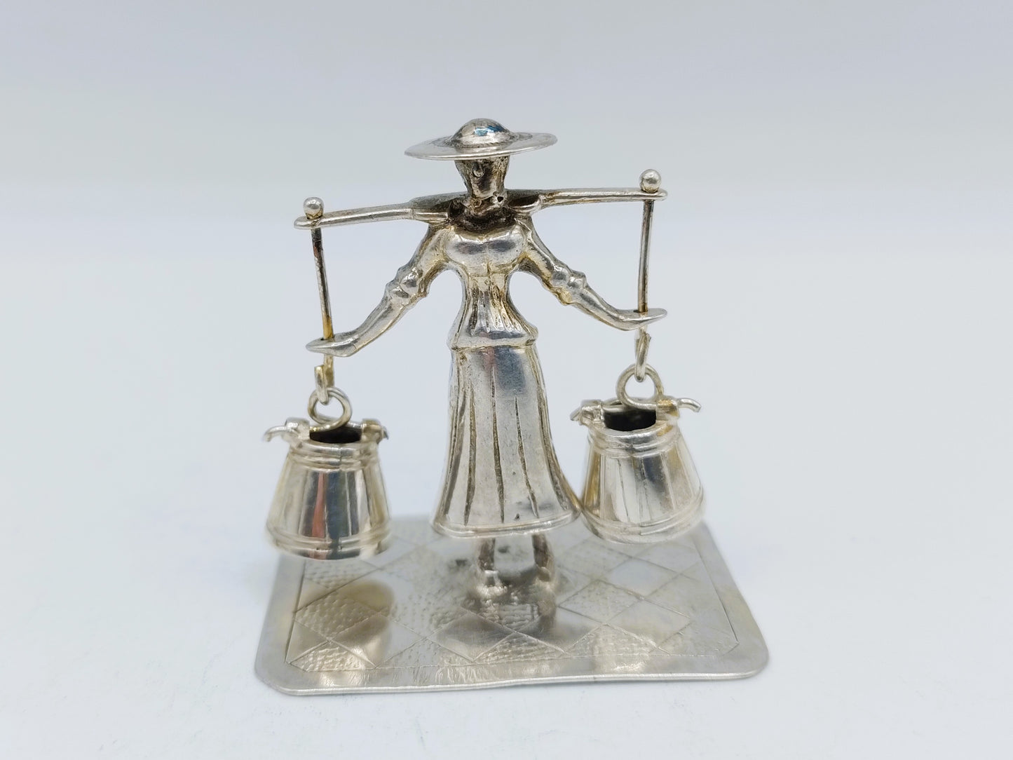 Zilveren miniatuur waterdraagster, J.S. Zwanenburg & Zn,  Sneek, ca. 1890