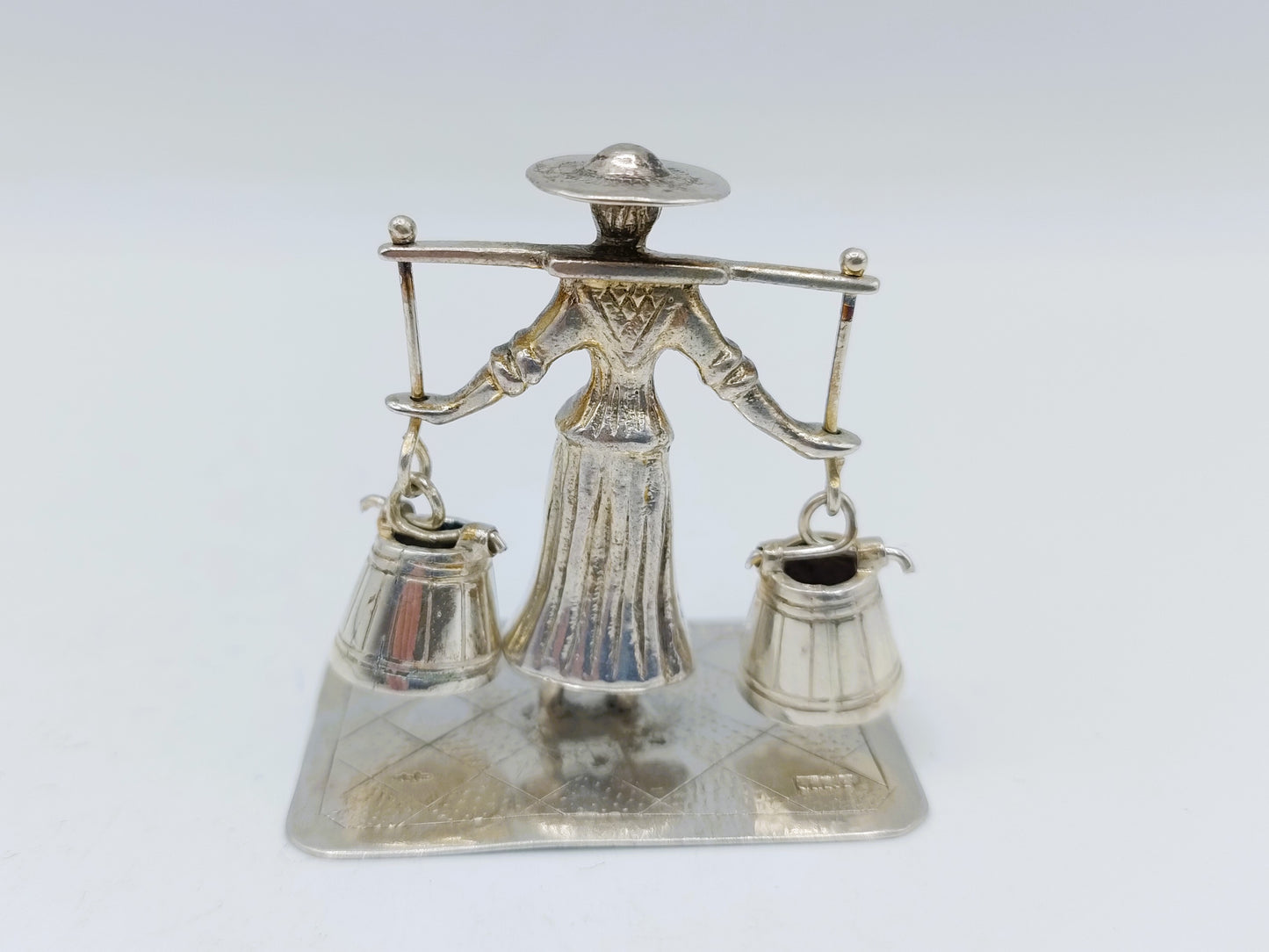 Zilveren miniatuur waterdraagster, J.S. Zwanenburg & Zn,  Sneek, ca. 1890