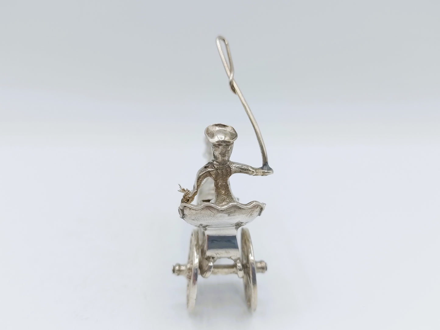 Zilveren miniatuur sjees met koetsier, J. van Dijk, Hoorn, ca. 1910