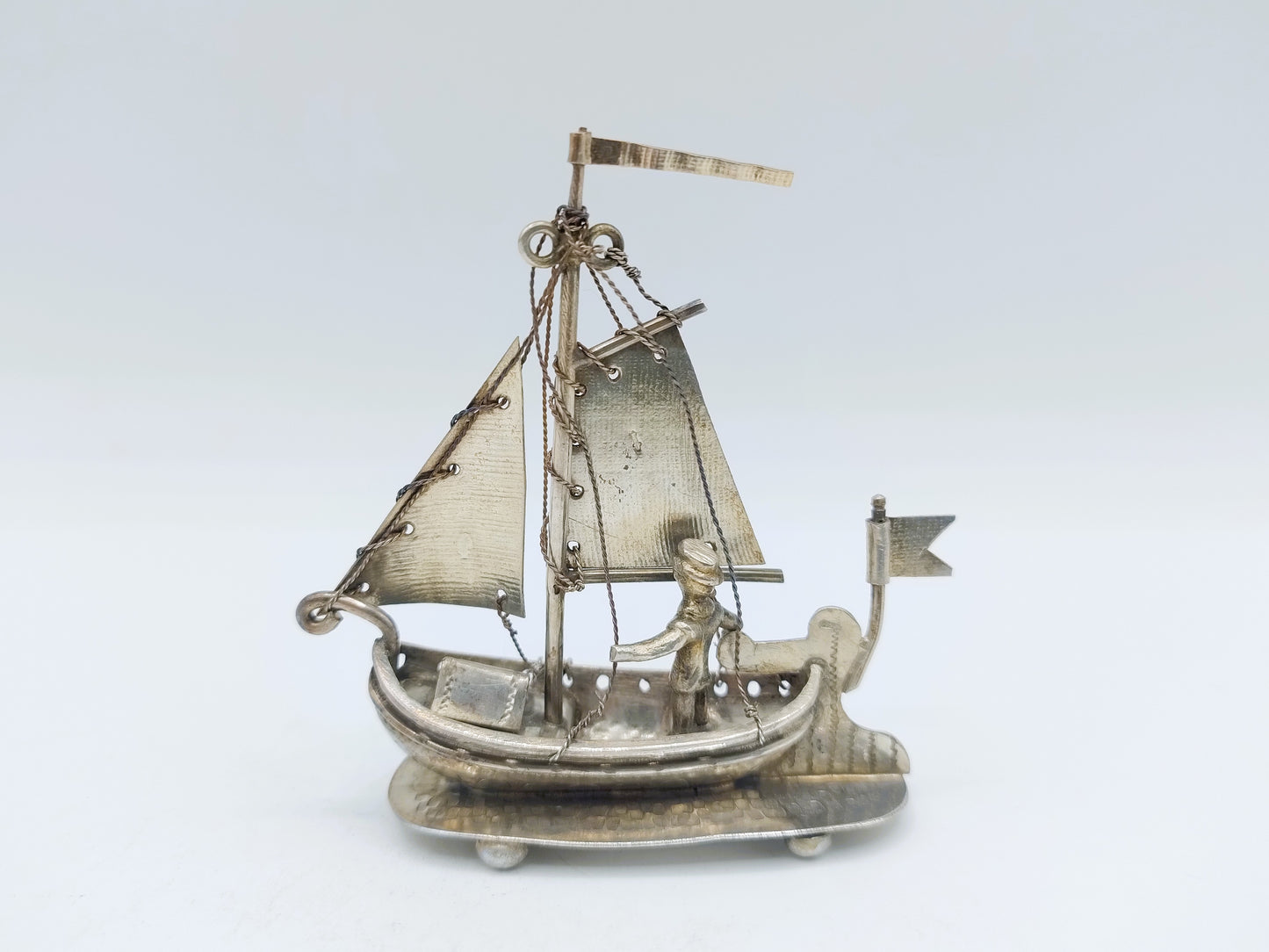 Zilveren miniatuur vissersboot met stuurman, A.F. Westerwaal, Amsterdam, ca. 1905