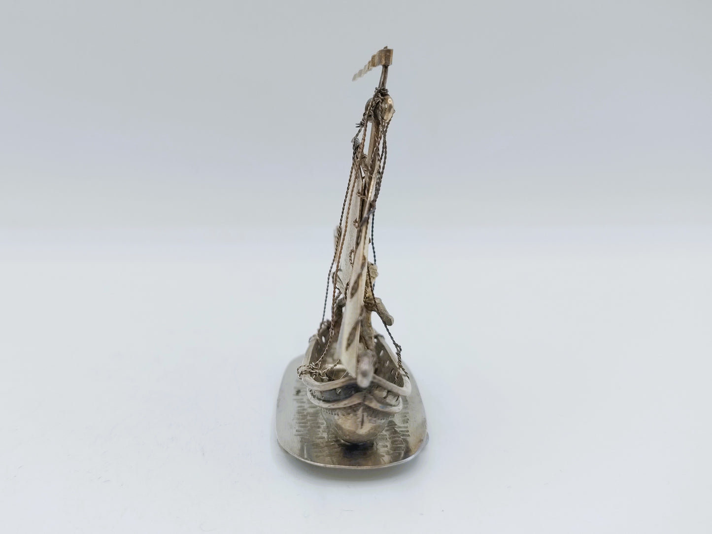 Zilveren miniatuur vissersboot met stuurman, A.F. Westerwaal, Amsterdam, ca. 1905