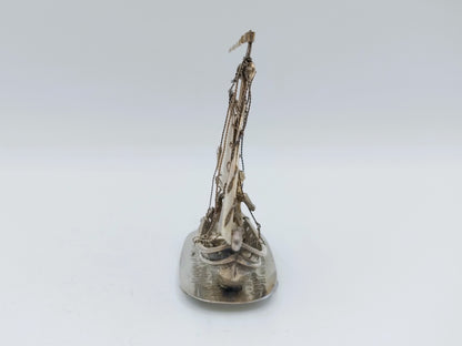 Zilveren miniatuur vissersboot met stuurman, A.F. Westerwaal, Amsterdam, ca. 1905