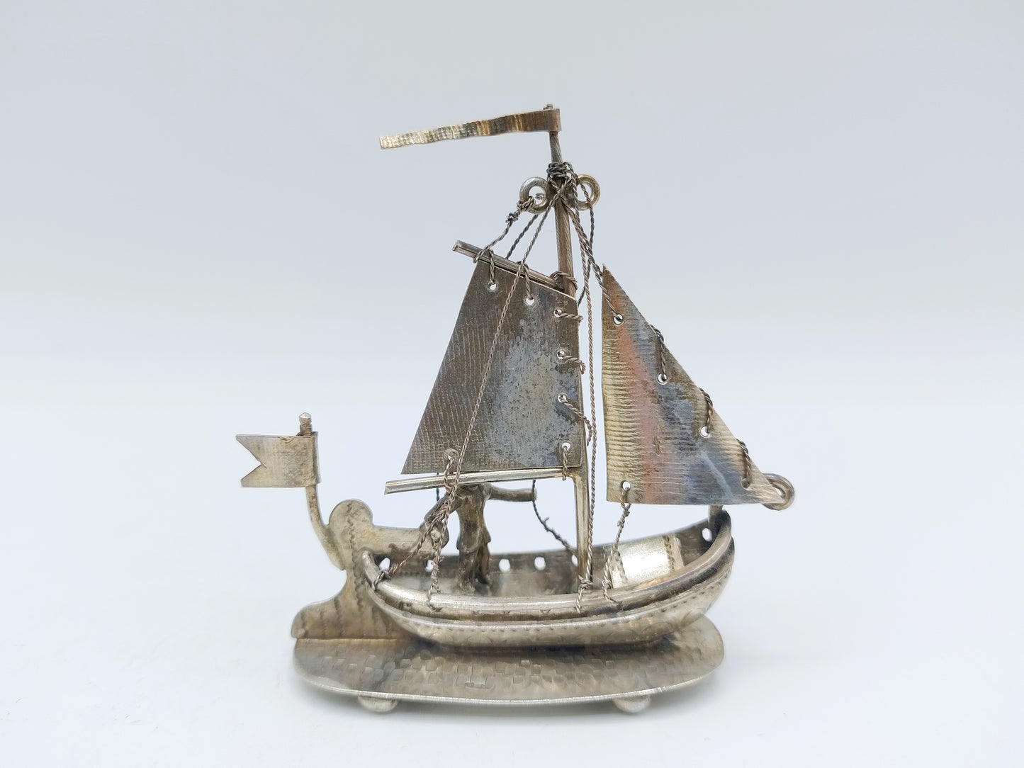 Zilveren miniatuur vissersboot met stuurman, A.F. Westerwaal, Amsterdam, ca. 1905