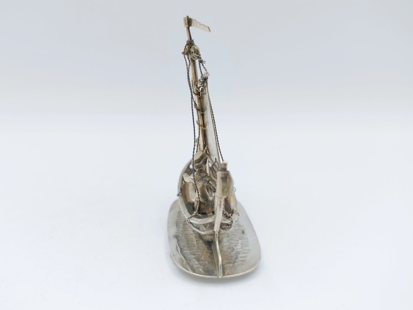 Zilveren miniatuur vissersboot met stuurman, A.F. Westerwaal, Amsterdam, ca. 1905