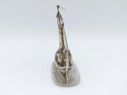 Zilveren miniatuur vissersboot met stuurman, A.F. Westerwaal, Amsterdam, ca. 1905