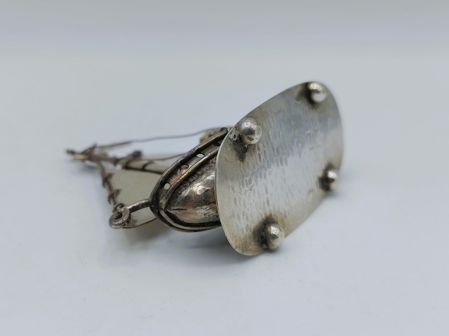 Zilveren miniatuur vissersboot met stuurman, A.F. Westerwaal, Amsterdam, ca. 1905