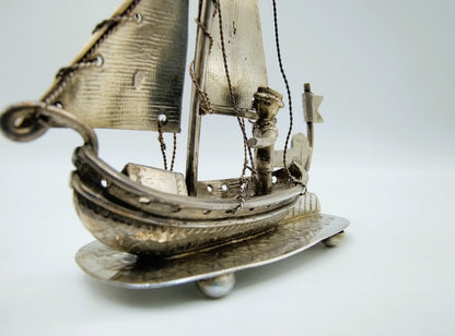 Zilveren miniatuur vissersboot met stuurman, A.F. Westerwaal, Amsterdam, ca. 1905