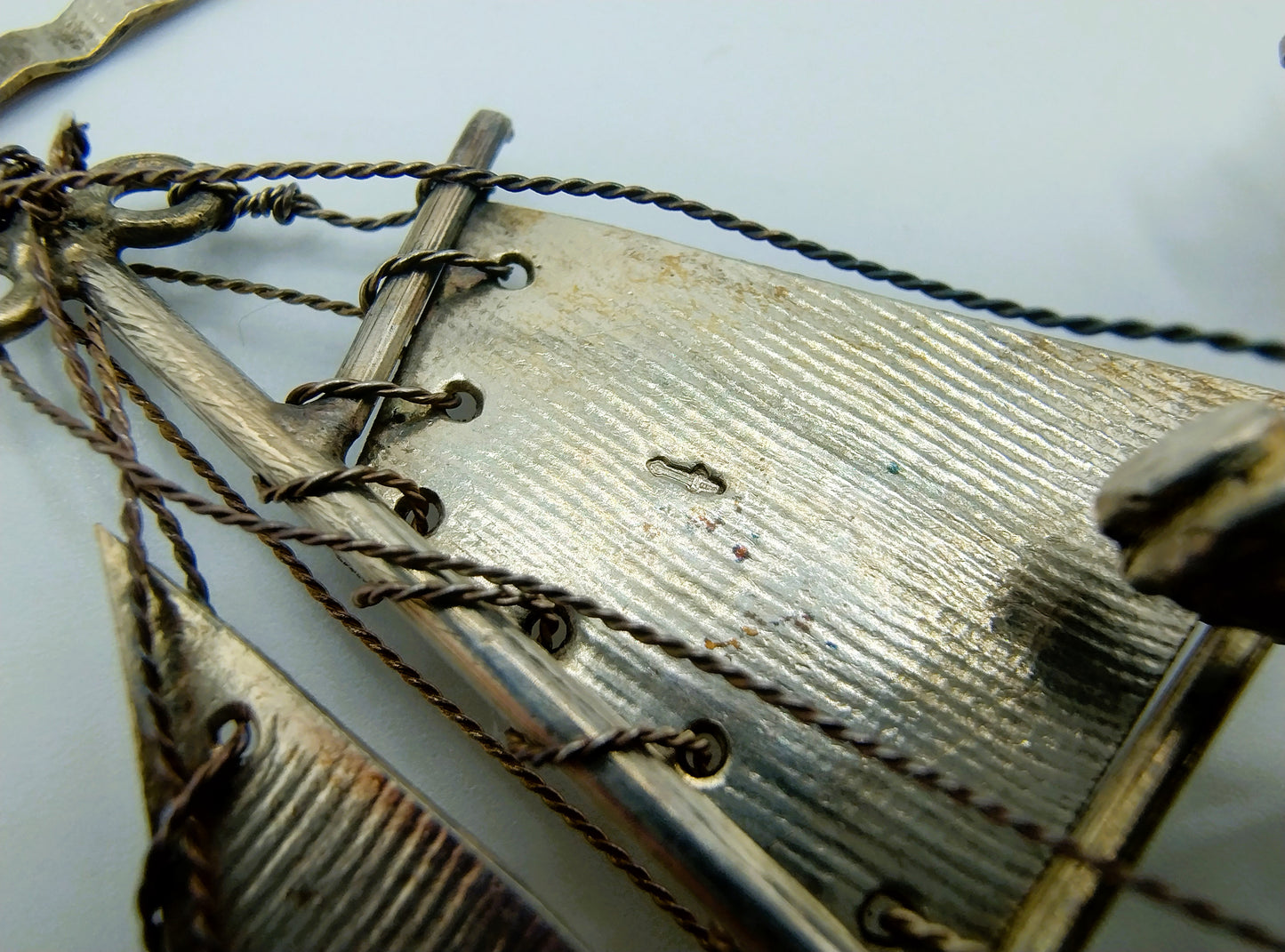 Zilveren miniatuur vissersboot met stuurman, A.F. Westerwaal, Amsterdam, ca. 1905