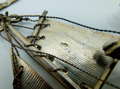 Zilveren miniatuur vissersboot met stuurman, A.F. Westerwaal, Amsterdam, ca. 1905