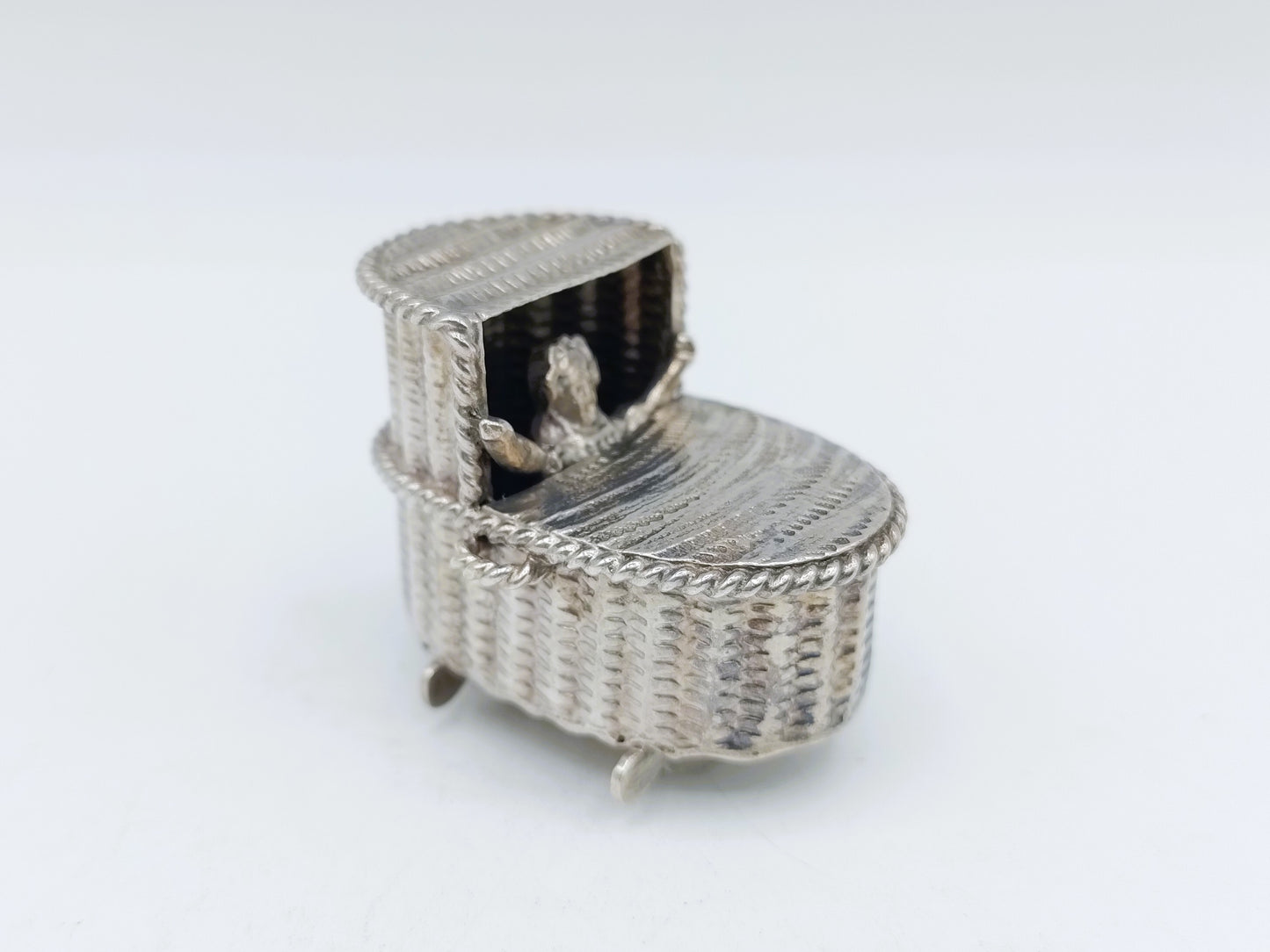 Zilveren miniatuur kapwieg met Kind, H. Hooijkaas, Schoonhoven, 1906-1924