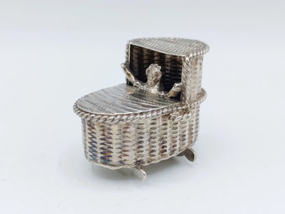 Zilveren miniatuur kapwieg met Kind, H. Hooijkaas, Schoonhoven, 1906-1924