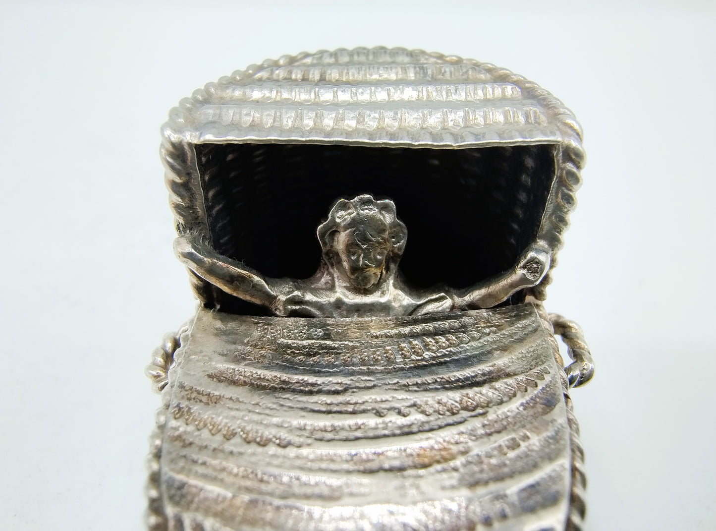 Zilveren miniatuur kapwieg met Kind, H. Hooijkaas, Schoonhoven, 1906-1924