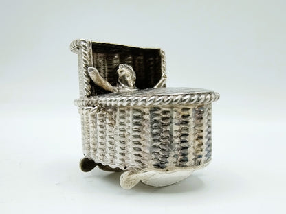 Zilveren miniatuur kapwieg met Kind, H. Hooijkaas, Schoonhoven, 1906-1924