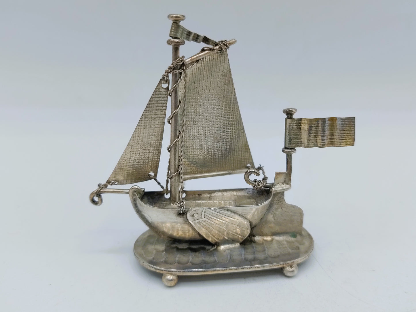 Zilveren miniatuur vissersboot op voet, J. Verhoogt, Hoorn, ca. 1910