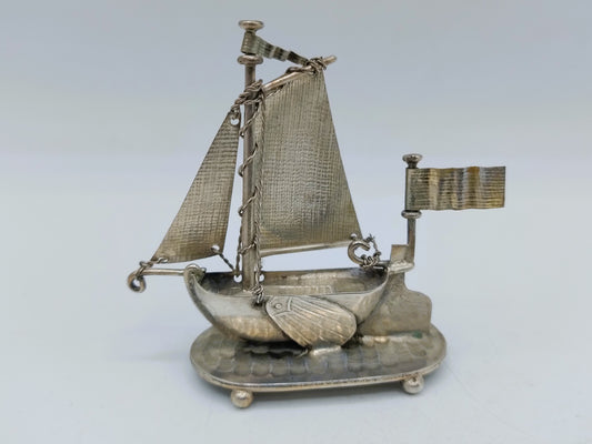 Zilveren miniatuur vissersboot op voet, J. Verhoogt, Hoorn, ca. 1910