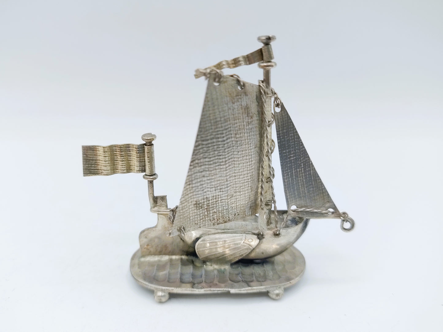 Zilveren miniatuur vissersboot op voet, J. Verhoogt, Hoorn, ca. 1910