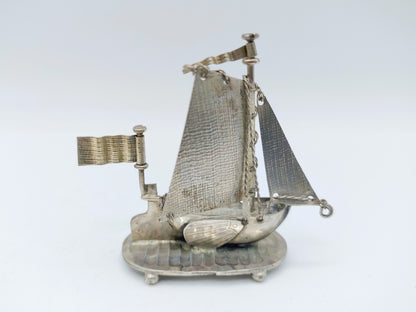Zilveren miniatuur vissersboot op voet, J. Verhoogt, Hoorn, ca. 1910