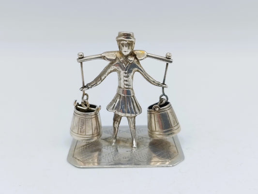 Zilveren miniatuur van man met juk en twee emmers, staand op rechthoekige voet