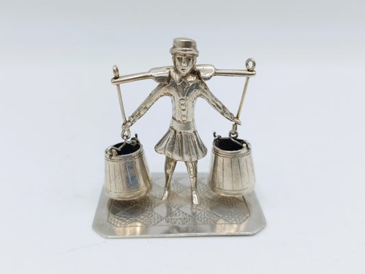 Zilveren miniatuur, man met juk, J.S. Zwanenburg & Zn, Sneek, 1864-1900