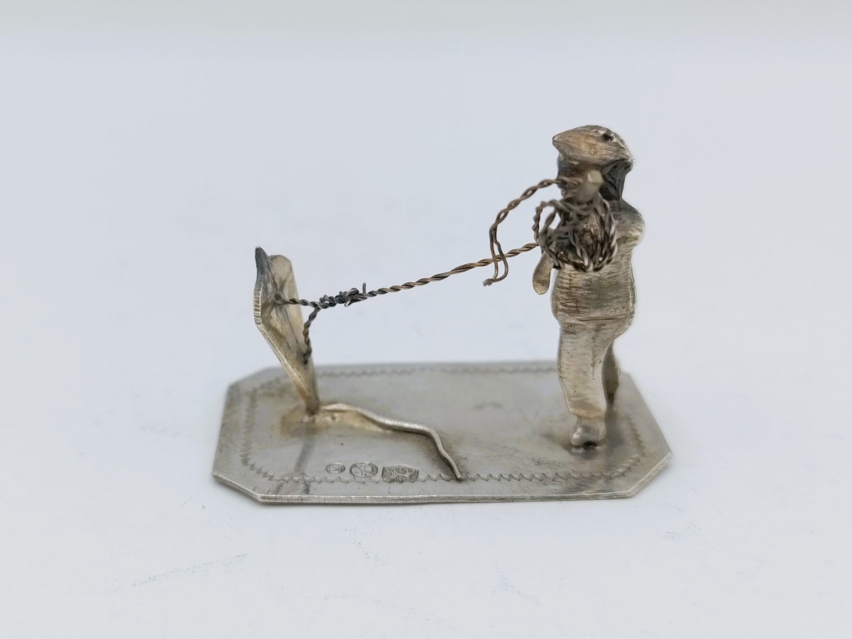 Zilveren miniatuur, man met vlieger, J. Postmus, Hoorn, 1916