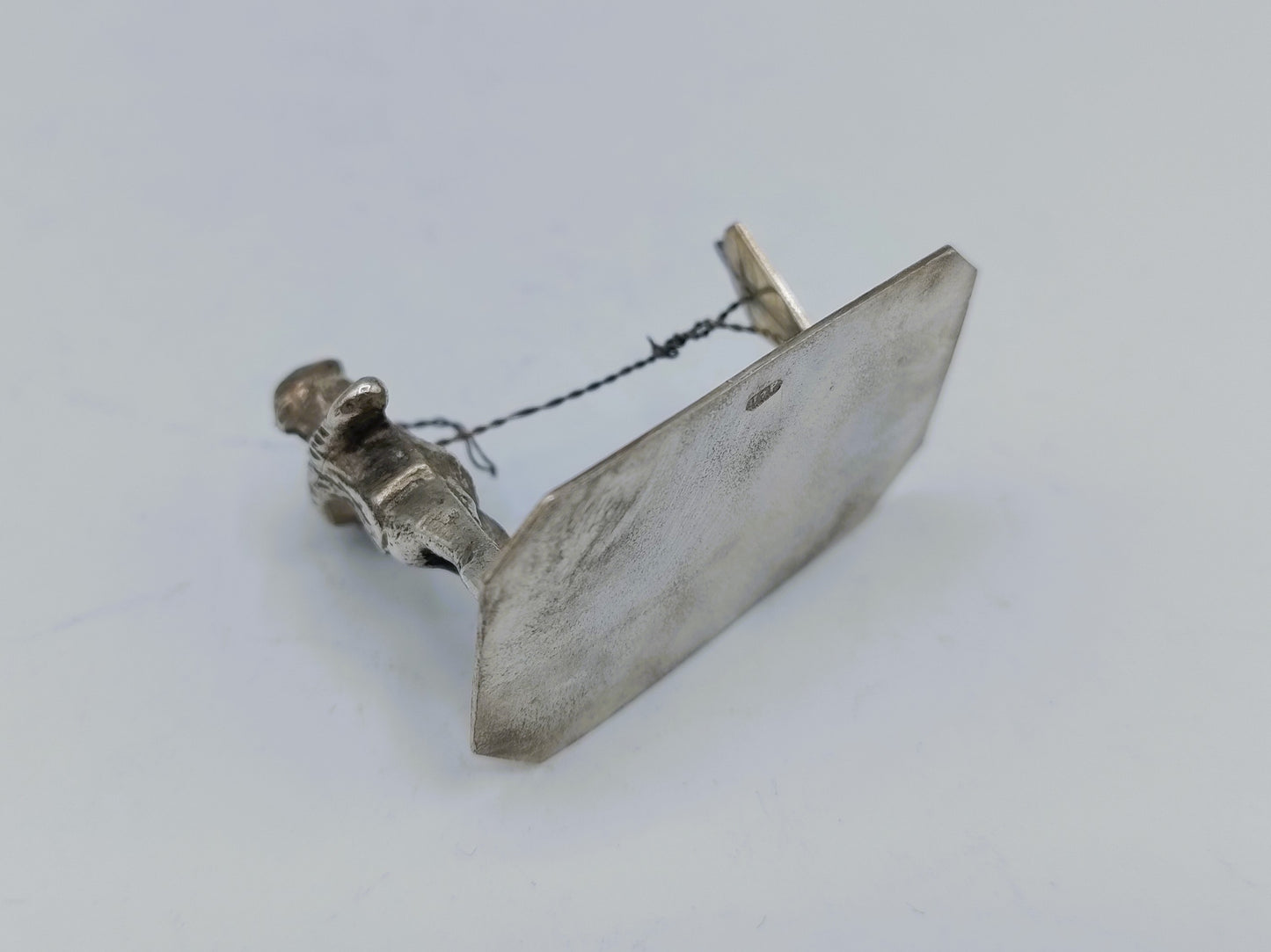 Zilveren miniatuur, man met vlieger, J. Postmus, Hoorn, 1916