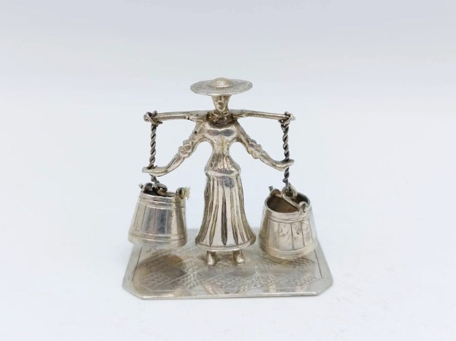 Zilveren miniatuur, boerin met melkemmers, J.S. Zwanenburg, Sneek, ca. 1920