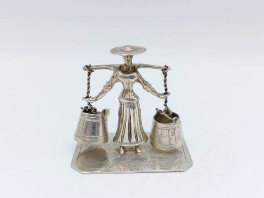 Zilveren miniatuur, boerin met melkemmers, J.S. Zwanenburg, Sneek, ca. 1920