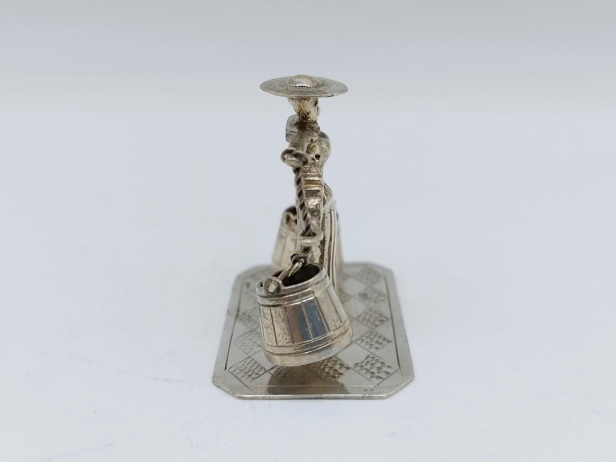 Zilveren miniatuur, boerin met melkemmers, J.S. Zwanenburg, Sneek, ca. 1920