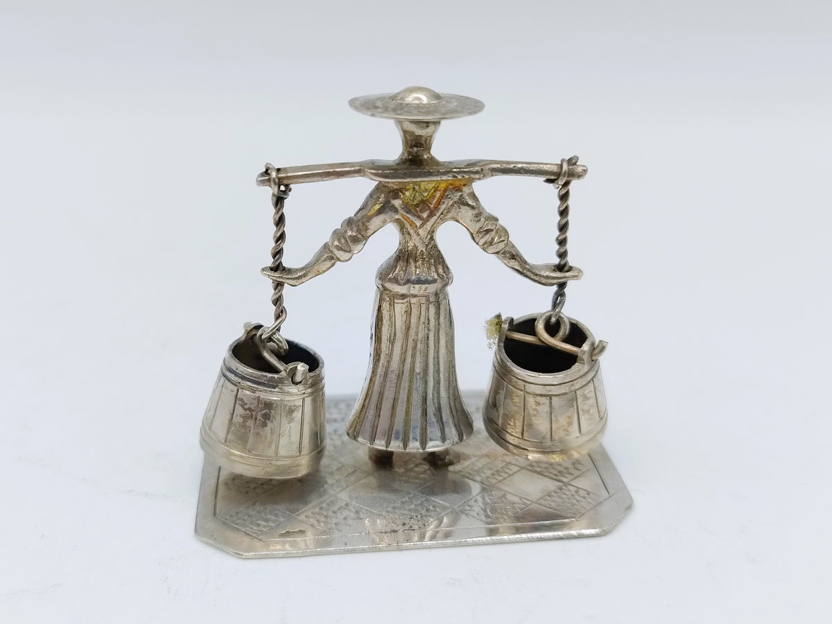 Zilveren miniatuur, boerin met melkemmers, J.S. Zwanenburg, Sneek, ca. 1920