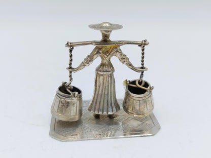Zilveren miniatuur, boerin met melkemmers, J.S. Zwanenburg, Sneek, ca. 1920