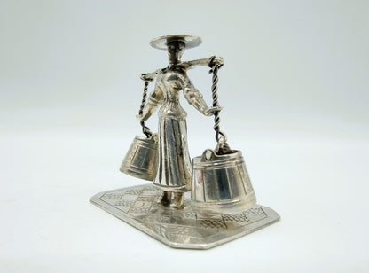 Zilveren miniatuur, boerin met melkemmers, J.S. Zwanenburg, Sneek, ca. 1920