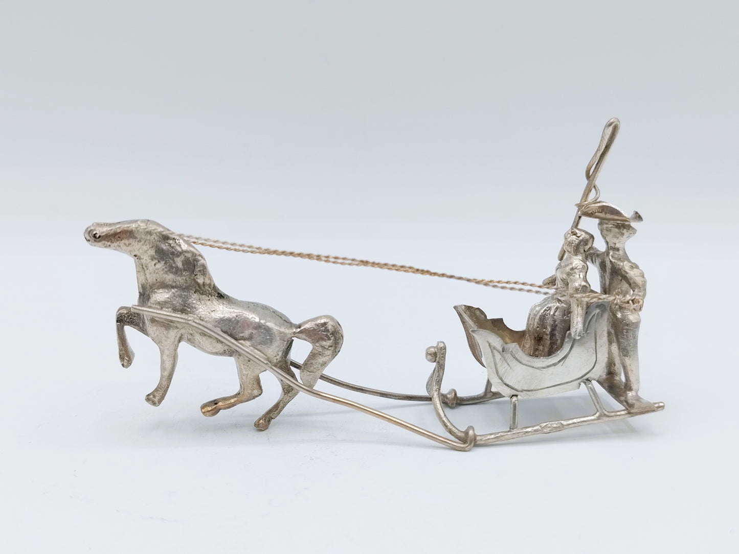 Zilveren miniatuur paardenslee met koetsier, J. Verhoogt, Hoorn, ca. 1920