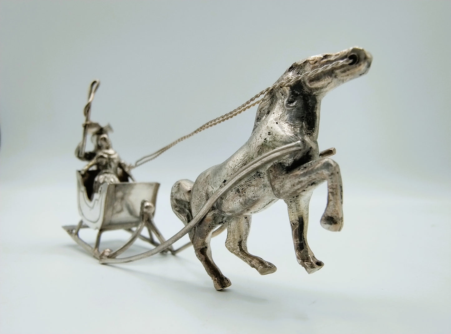 Zilveren miniatuur paardenslee met koetsier, J. Verhoogt, Hoorn, ca. 1920