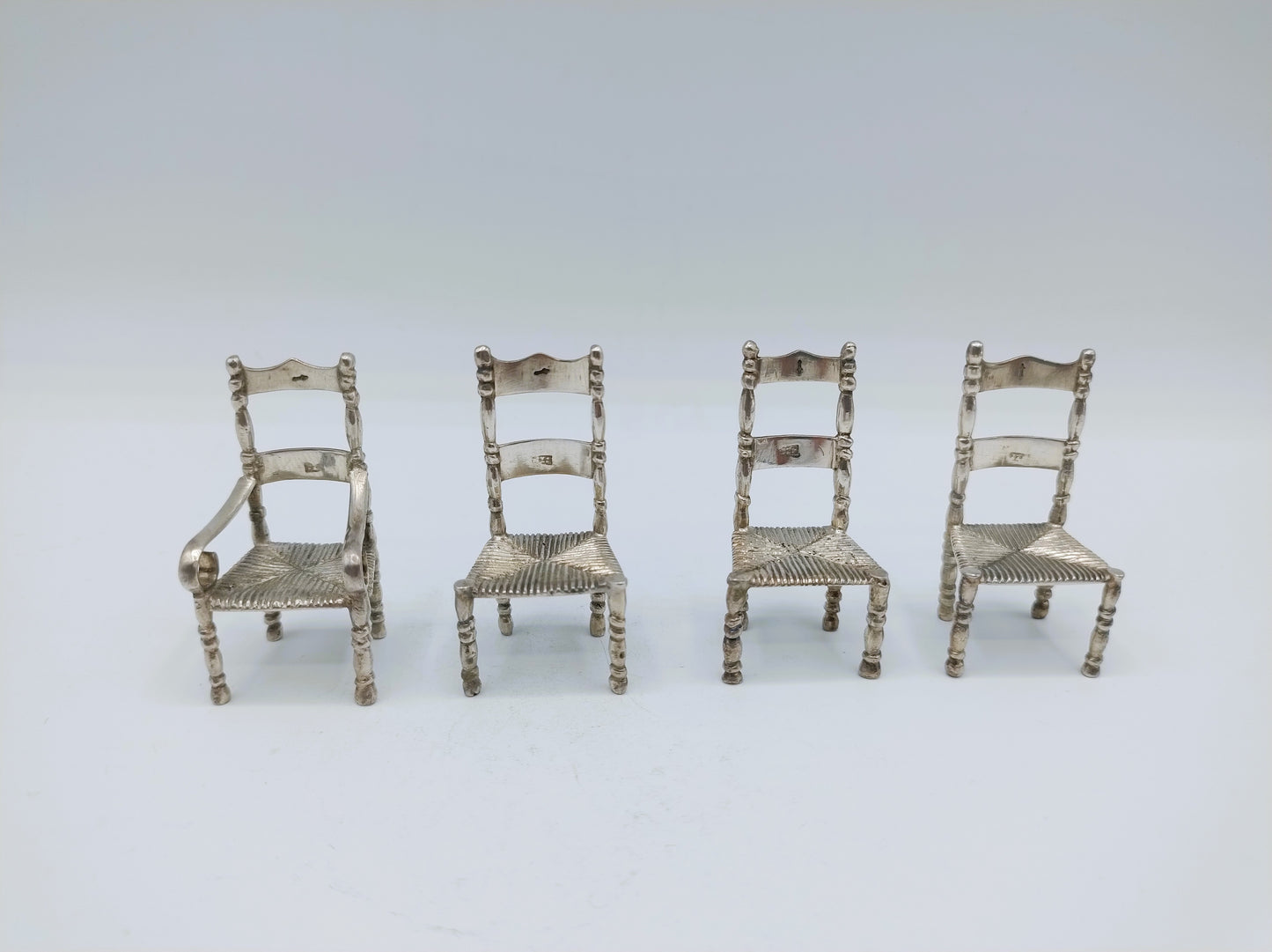 Set van 4 antiek zilveren miniatuur stoelen, J.S. Zwanenburg, Sneek, ca. 1920