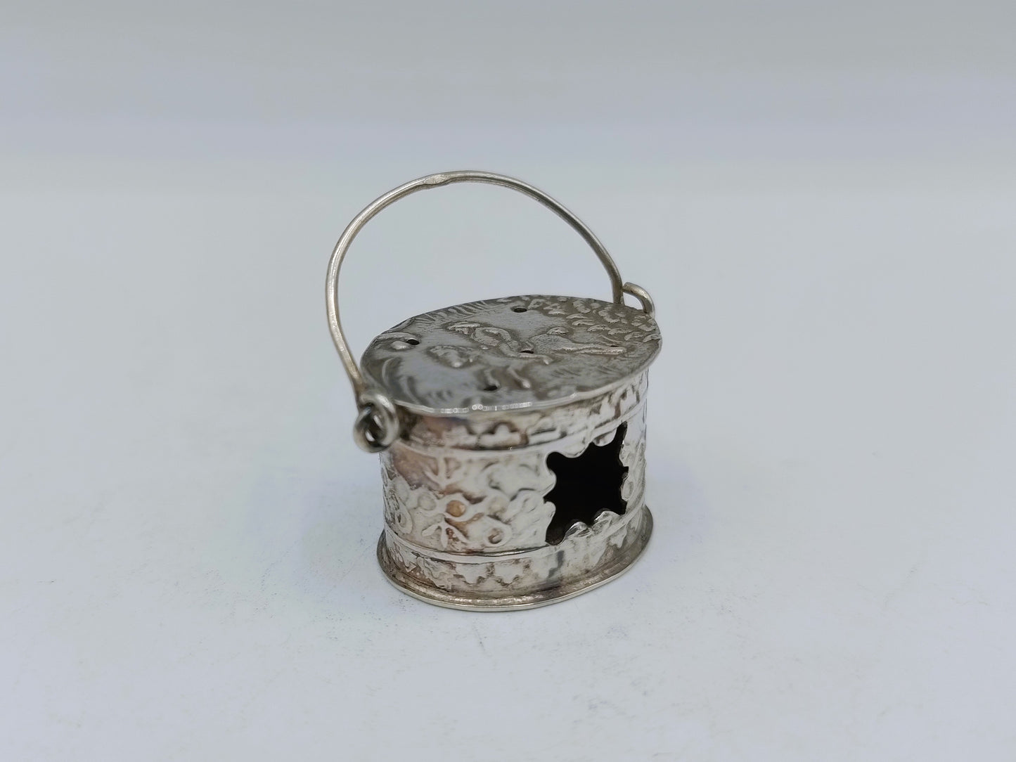Zilveren miniatuur voetstoof, H. Hooijkaas, Schoonhoven, ca. 1920