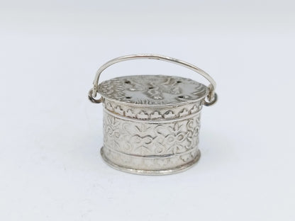 Zilveren miniatuur voetstoof, H. Hooijkaas, Schoonhoven, ca. 1920
