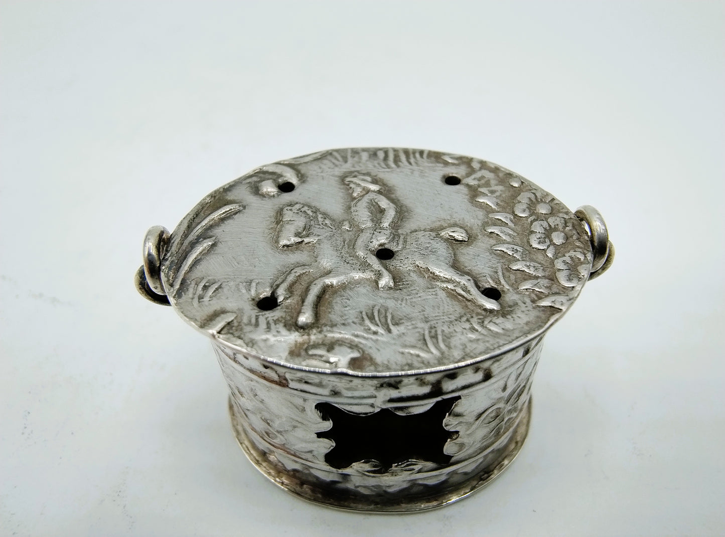 Zilveren miniatuur voetstoof, H. Hooijkaas, Schoonhoven, ca. 1920