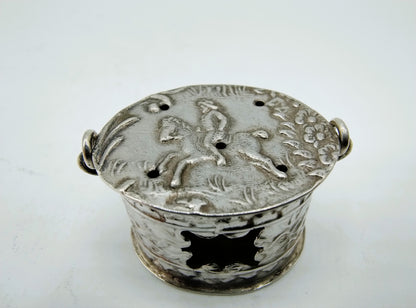 Zilveren miniatuur voetstoof, H. Hooijkaas, Schoonhoven, ca. 1920