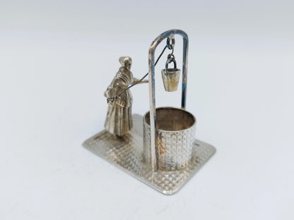 Zilveren miniatuur vrouw bij waterput, Fa. H. Hooijkaas, Schoonhoven, ca. 1946