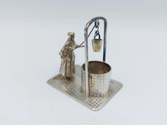 Zilveren miniatuur: vrouw bij waterput met emmertje en staander op rechthoekige voet