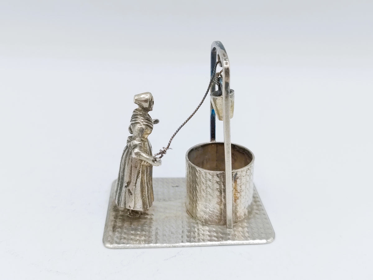 Zilveren miniatuur vrouw bij waterput, Fa. H. Hooijkaas, Schoonhoven, ca. 1946