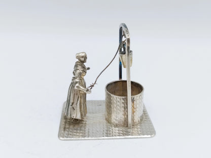 Zilveren miniatuur vrouw bij waterput, Fa. H. Hooijkaas, Schoonhoven, ca. 1946
